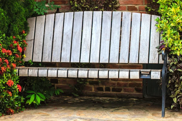 Stara drewniana ławka w ogrodzie — Zdjęcie stockowe