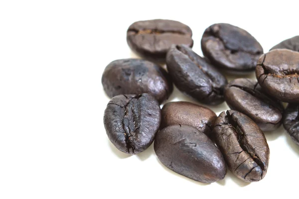 Granos de café aislados sobre fondo blanco — Foto de Stock