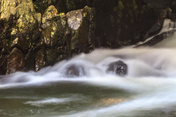 Cachoeira e rochas cobertas de musgo — Fotografia de Stock