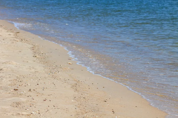 Morbida onda sulla spiaggia sabbiosa — Foto Stock