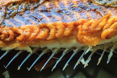 Derin kızarmış bütün balık