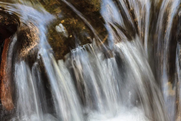 Cascada de la naturaleza en bosque profundo — Foto de Stock