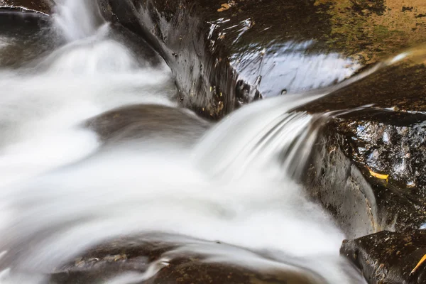 Cascata naturale nella foresta profonda — Foto Stock