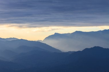  bulutlar ile kontrast mountians