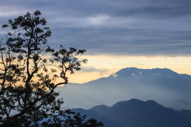  bulutlar ile kontrast mountians
