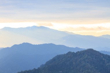  bulutlar ile kontrast mountians