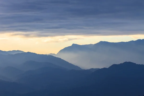 Σύννεφα με silhouetted mountians — Φωτογραφία Αρχείου