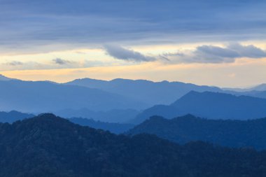  bulutlar ile kontrast mountians