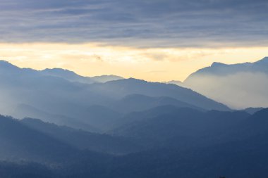  bulutlar ile kontrast mountians