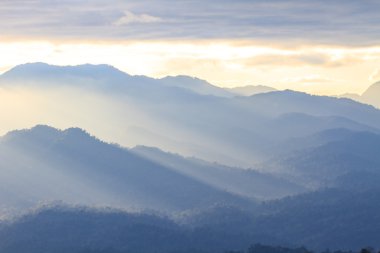  bulutlar ile kontrast mountians