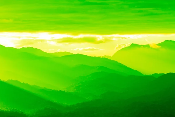 Wolken mit silhouettierten Bergmännern — Stockfoto