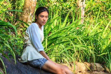 genç kız yemek yemek