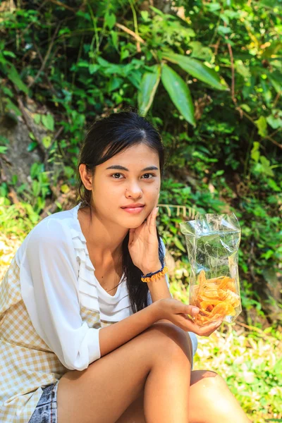Νεαρό κορίτσι τρώει σνακ — Φωτογραφία Αρχείου
