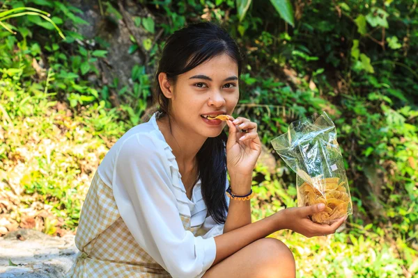 Jong meisje eten snack — Stockfoto