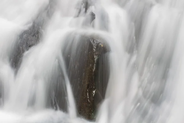 Cachoeira da natureza na floresta profunda — Fotografia de Stock