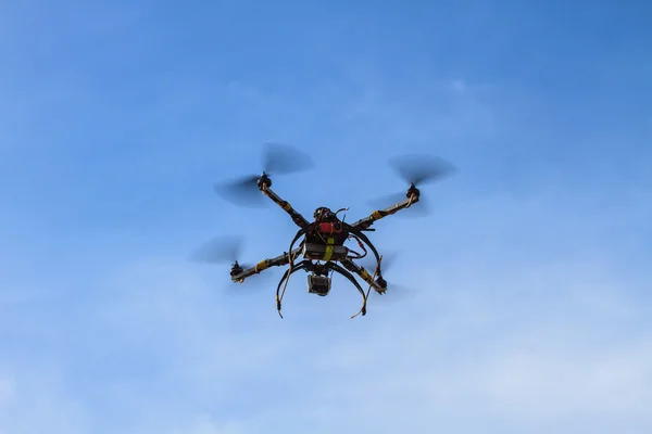 Vliegende drone op de hemel — Stockfoto