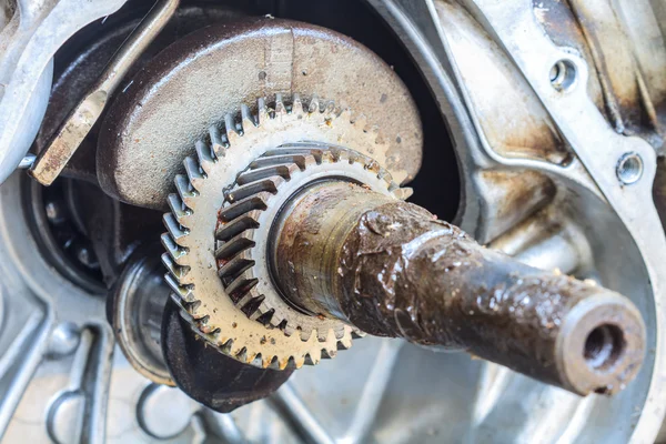 Obrábění ozubených kol starého motoru — Stock fotografie