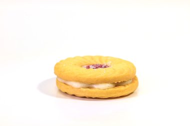 Beyaz arka plan üzerinde sandviç bisküvi