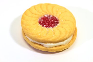 Beyaz arka plan üzerinde sandviç bisküvi