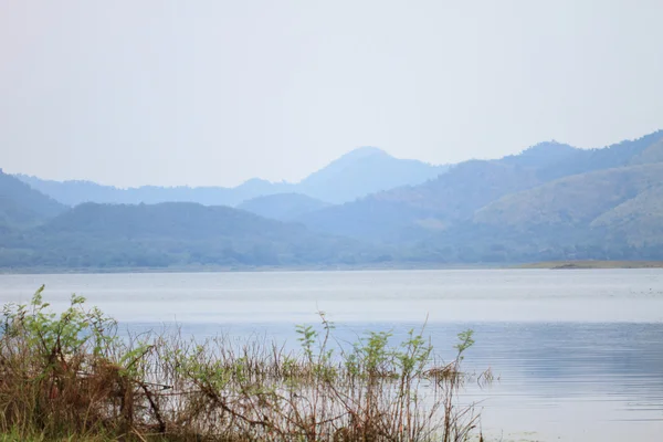 Hermosas montañas y río en la mañana — Foto de Stock