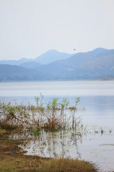 美丽的山脉和河流在早晨 — 图库照片