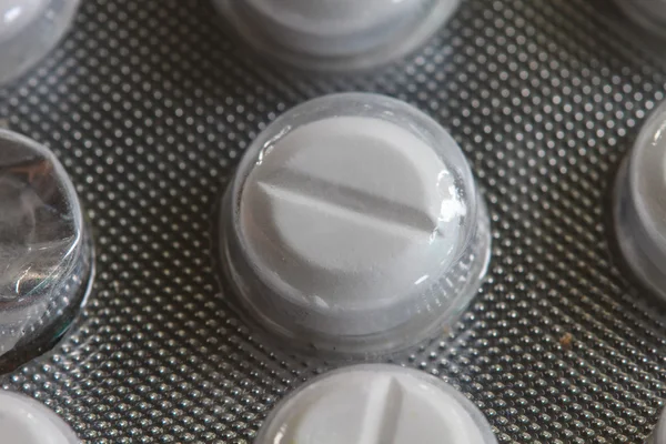 Weiße Pillen in Blisterverpackung — Stockfoto