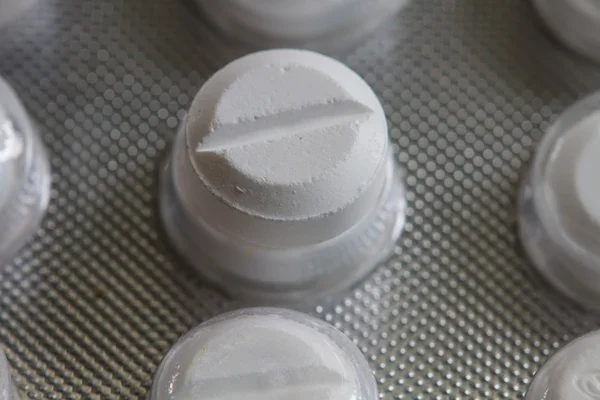Λευκά χάπια σε συσκευασία κυψέλης — Φωτογραφία Αρχείου