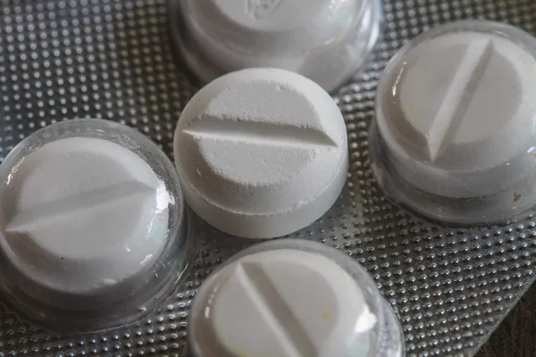Vita tabletter i blisterförpackning — Stockfoto