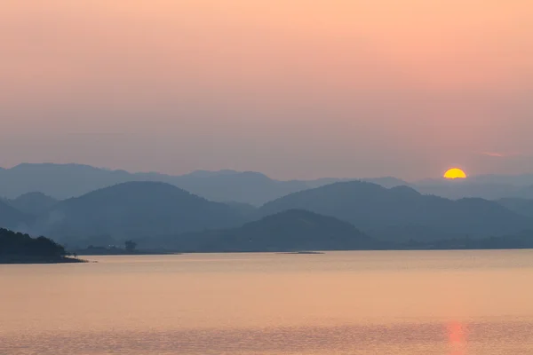 Zonsondergang in lake — Stockfoto