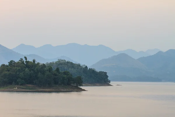 तलाव वर सूर्यास्ता — स्टॉक फोटो, इमेज