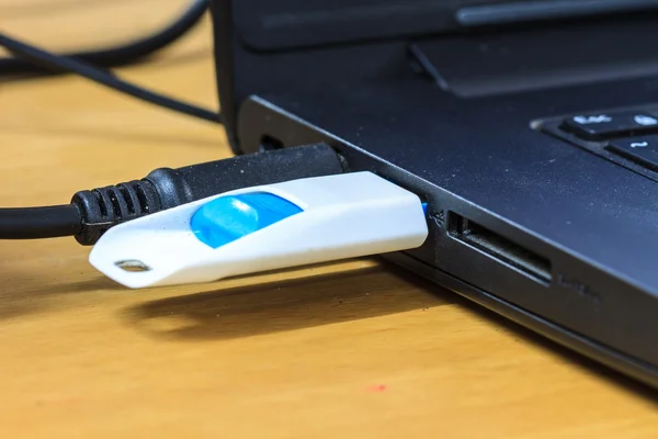 USB флеш-накопичувач, підключений до ноутбука — стокове фото