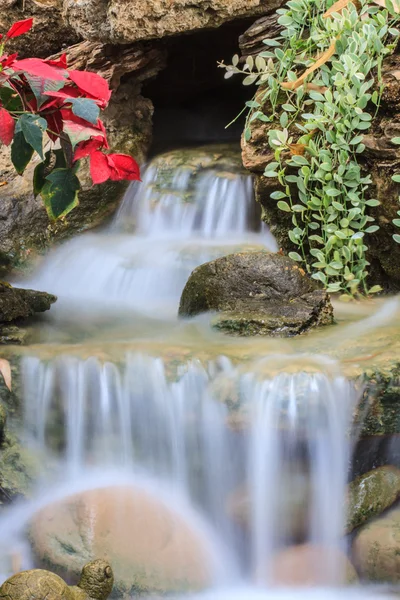 Bahçede küçük bir şelale — Stok fotoğraf