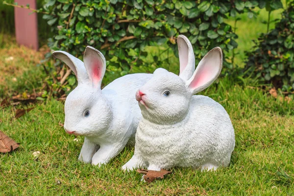 庭でウサギの像 — ストック写真