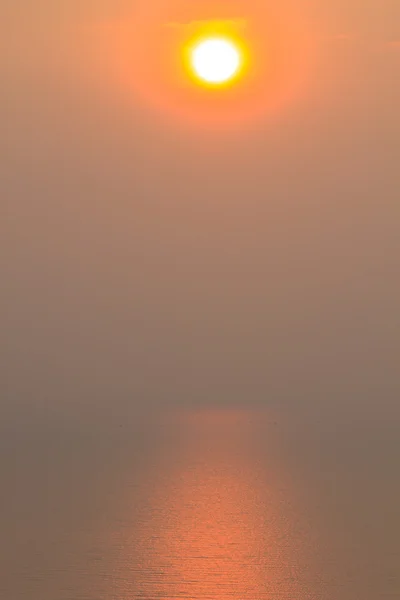 Vacker solnedgång över havet — Stockfoto