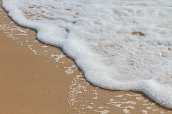 Песчаный пляж и волна — стоковое фото