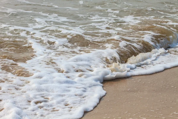 Praia de areia e onda — Fotografia de Stock