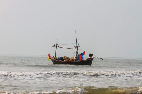 Рибальський човен на пляжі — стокове фото