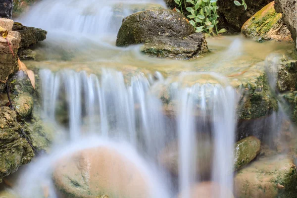 Pequeña cascada en un jardín —  Fotos de Stock