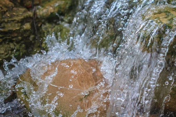 Pequeña cascada en un jardín —  Fotos de Stock