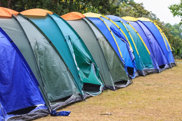Tenda colorida no acampamento — Fotografia de Stock