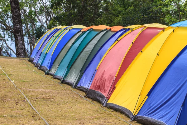 Красочная палатка на территории кемпинга — стоковое фото