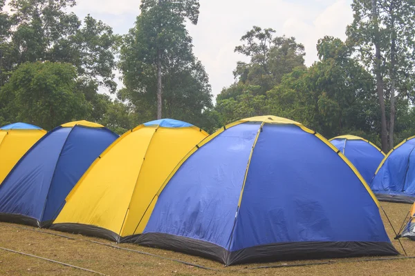 Tenda colorida no acampamento — Fotografia de Stock