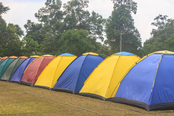 Färgglada tält på campingplatsen — Stockfoto