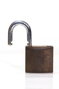 Beyaz arka plan üzerinde asma kilit kilitli