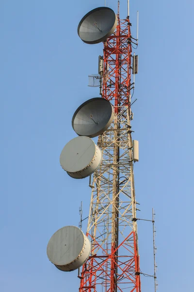 Torre de telecomunicaciones con hermoso fondo de cielo — Foto de Stock