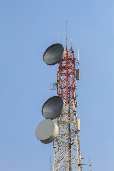 Telekommunikationen står hög med vacker himmel bakgrund — Stockfoto