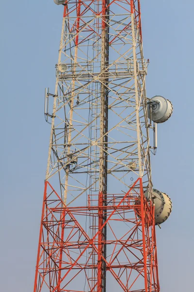 Torre de telecomunicações com fundo céu bonito — Fotografia de Stock