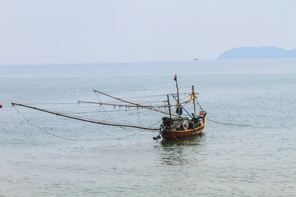 Рибальський човен на морі — стокове фото