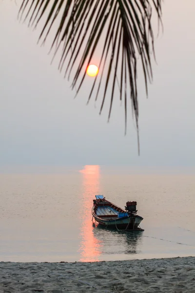 Krásný východ slunce na tropické moře — Stock fotografie