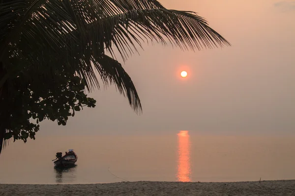 Belo nascer do sol no mar tropical — Fotografia de Stock
